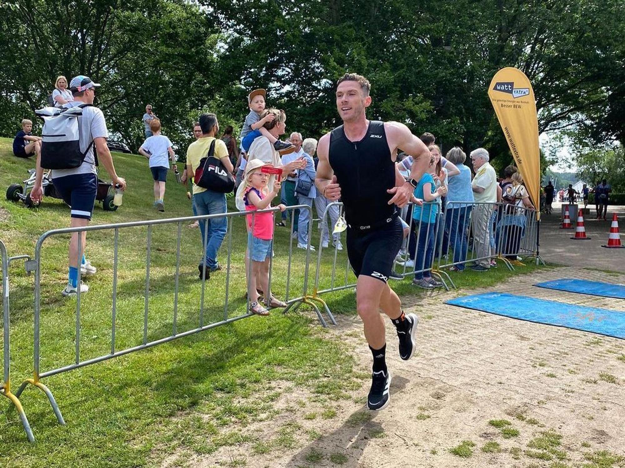 Robin Gosens läuft einen Triathlon in Bocholt.