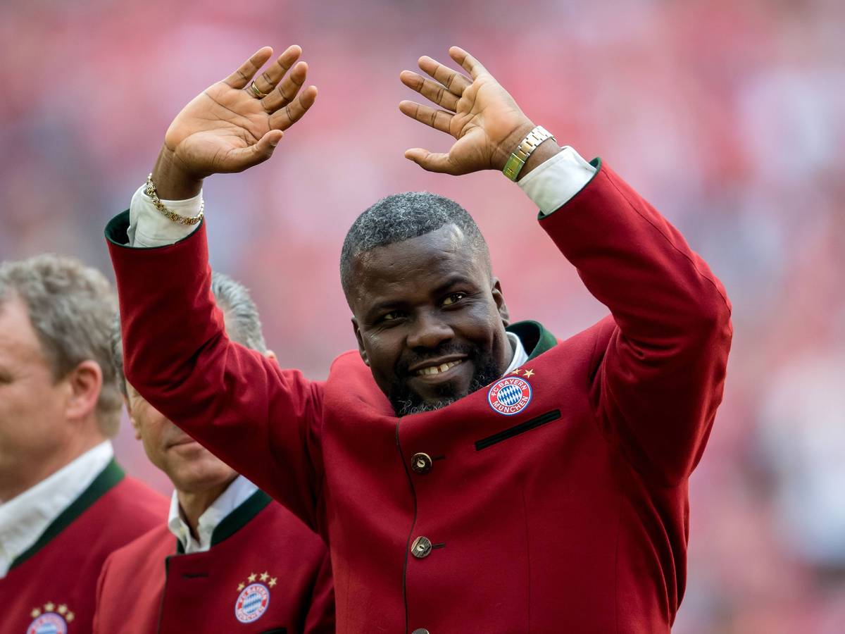 Samuel Kuffour hebt die Arme und grüßt alle anwesenden Fans.