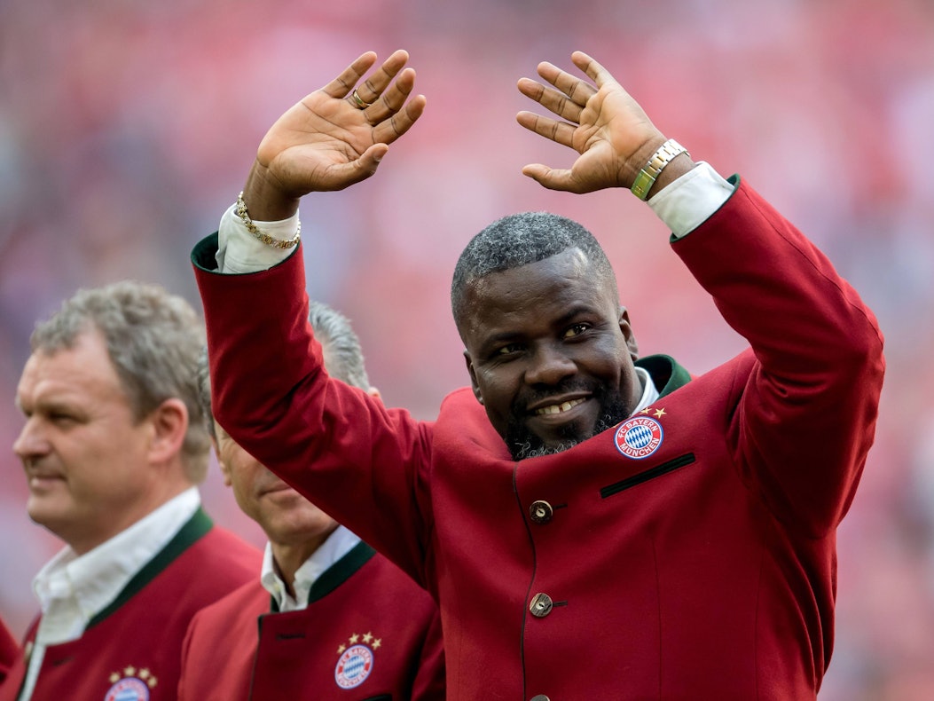 Samuel Kuffour hebt die Arme und grüßt alle anwesenden Fans.
