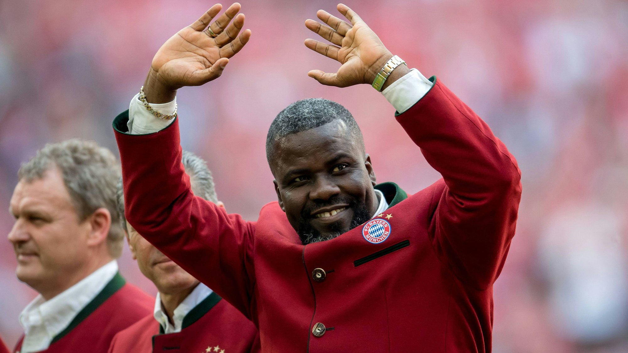 Samuel Kuffour hebt die Arme und grüßt alle anwesenden Fans.