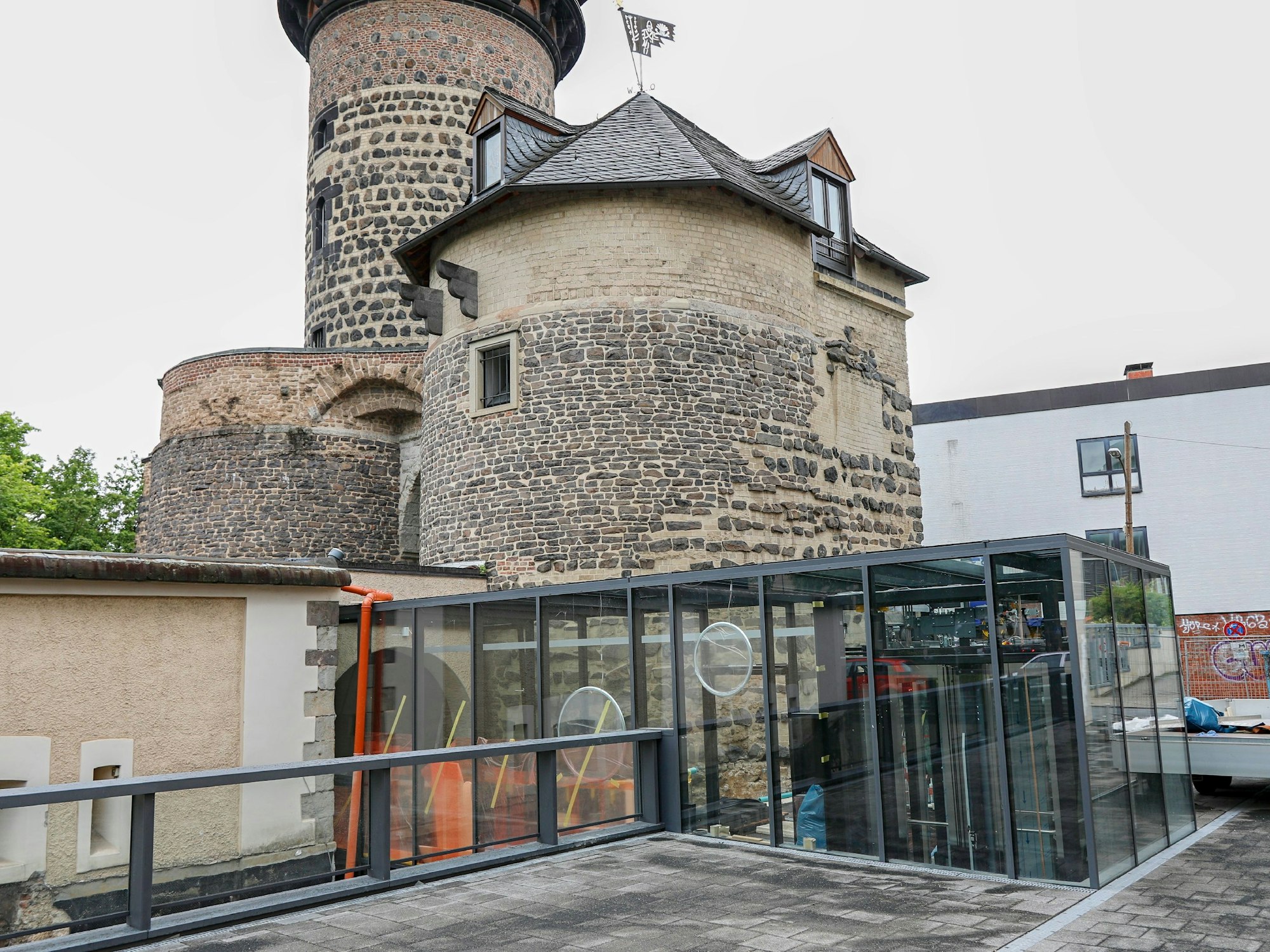 Einweihung der Ulrepforte von den Roten Funken in Köln.