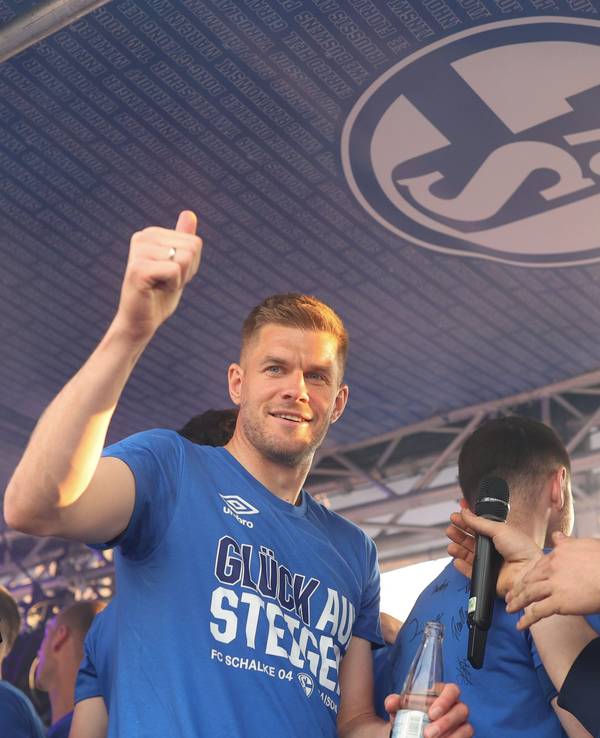FC Schalke 04: Simon Terodde jubelt den Fans zu nach dem Aufstieg.
