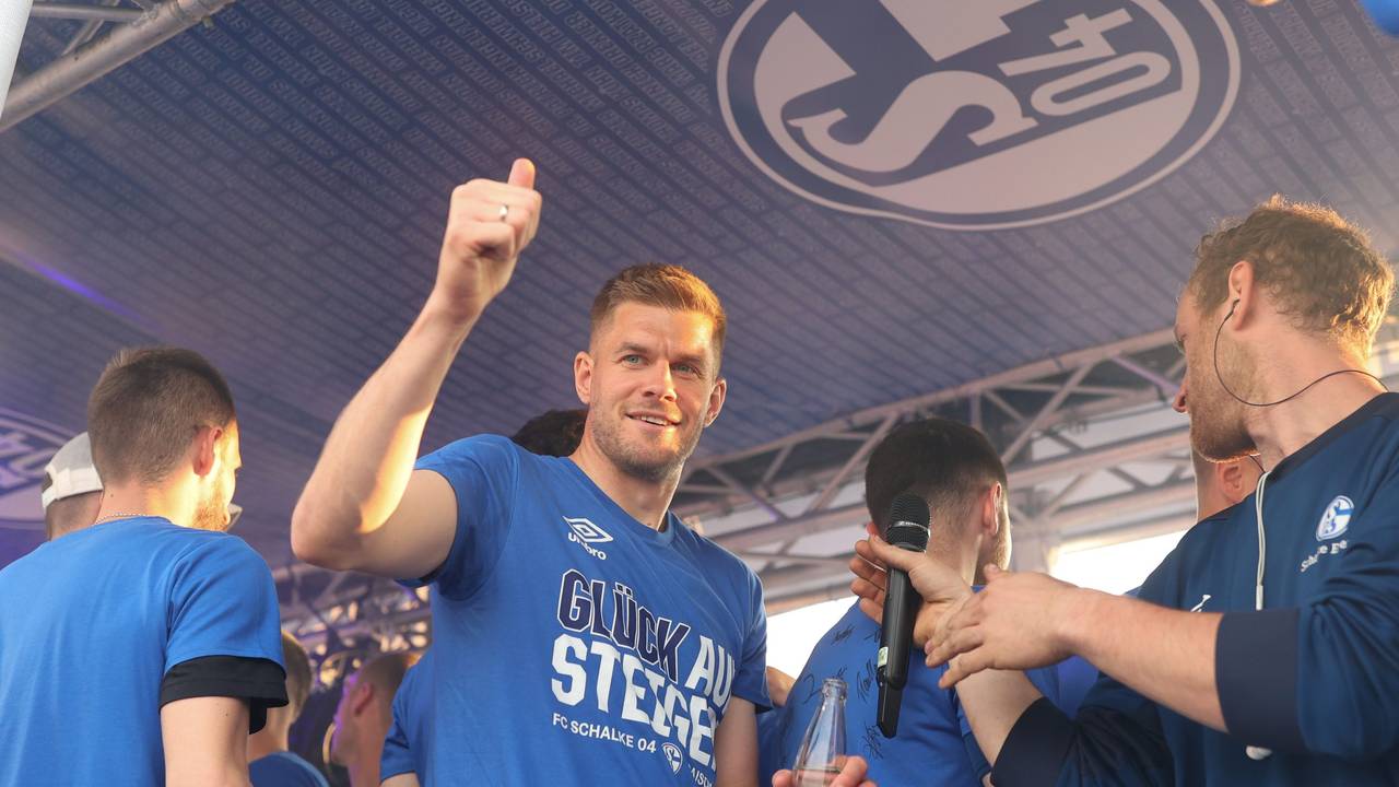 FC Schalke 04: Simon Terodde jubelt den Fans zu nach dem Aufstieg.