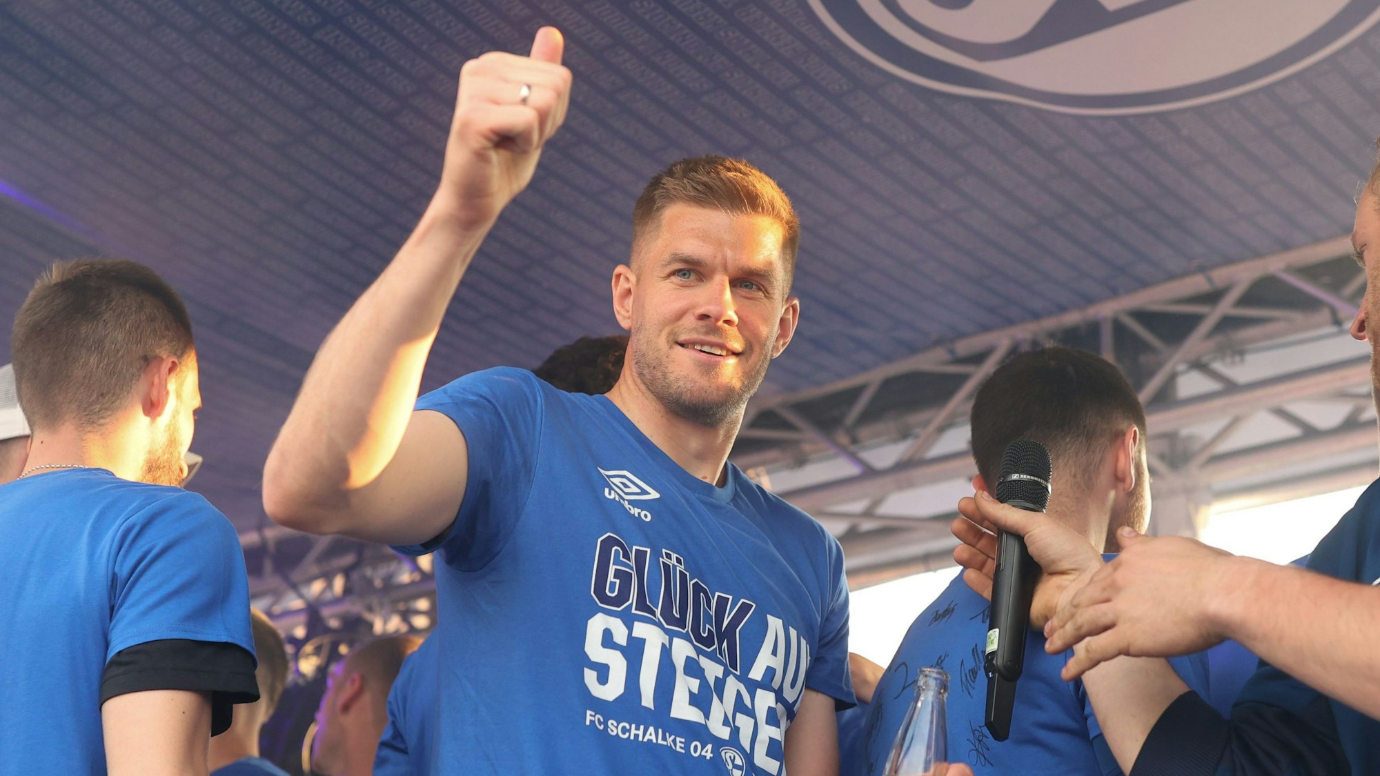 FC Schalke 04: Simon Terodde jubelt den Fans zu nach dem Aufstieg.