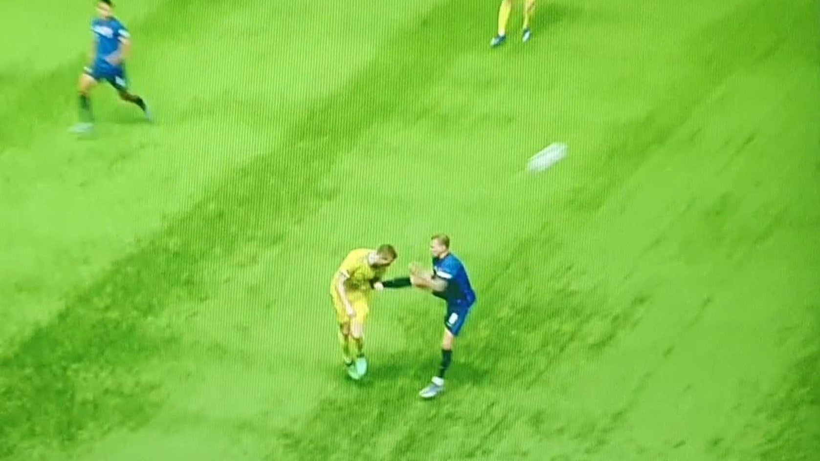 Ondrej Duda sah am 13. Juni 2022 im Nations League Spiel der Slowakei in Kasachstan nach diesem Foul die Rote Karte. Screenshot aufgenommen von DAZN