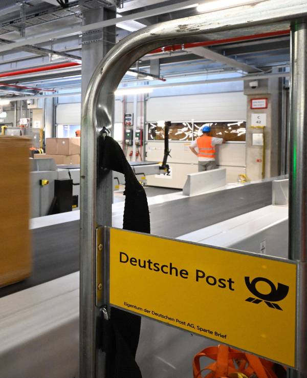 DHL erhöht schon bald die Preise für den Paketversand.