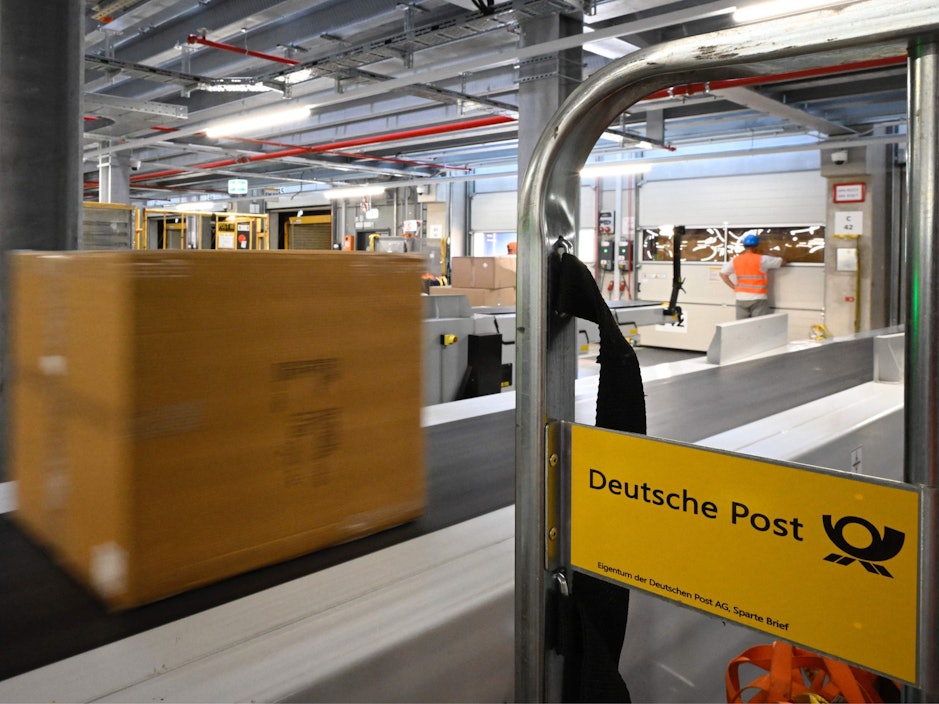 DHL erhöht schon bald die Preise für den Paketversand.