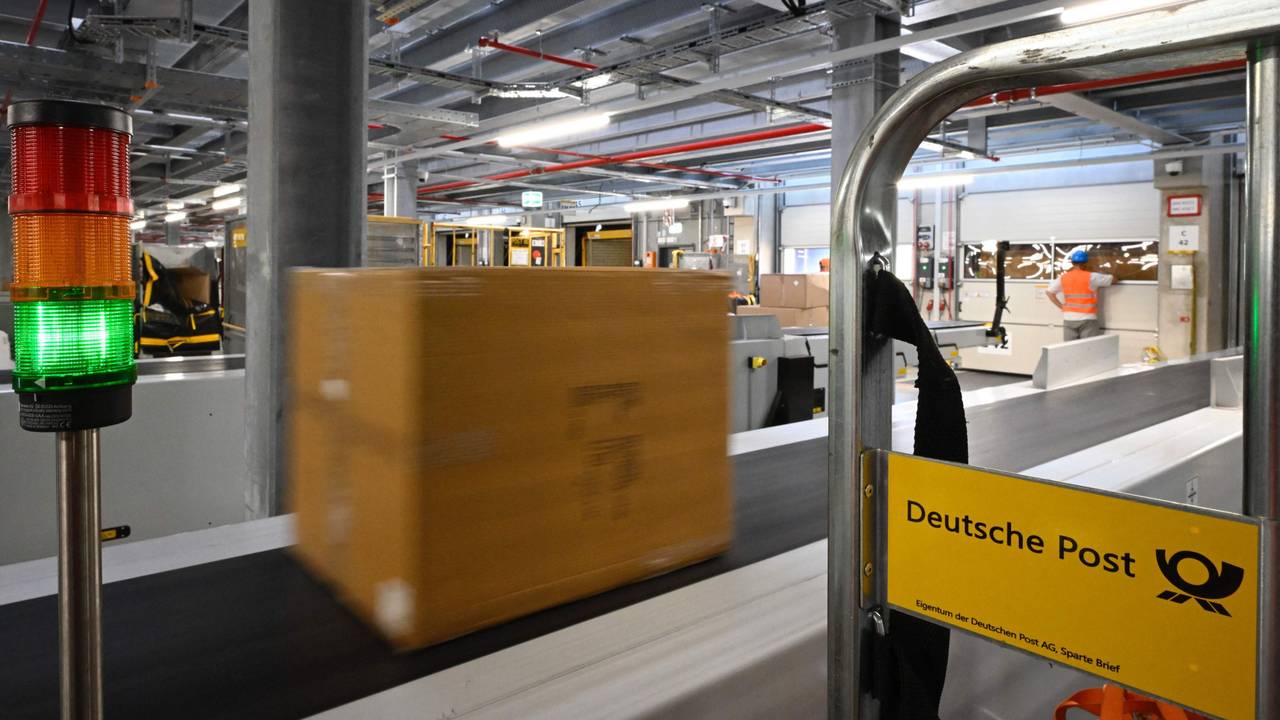 DHL erhöht schon bald die Preise für den Paketversand.