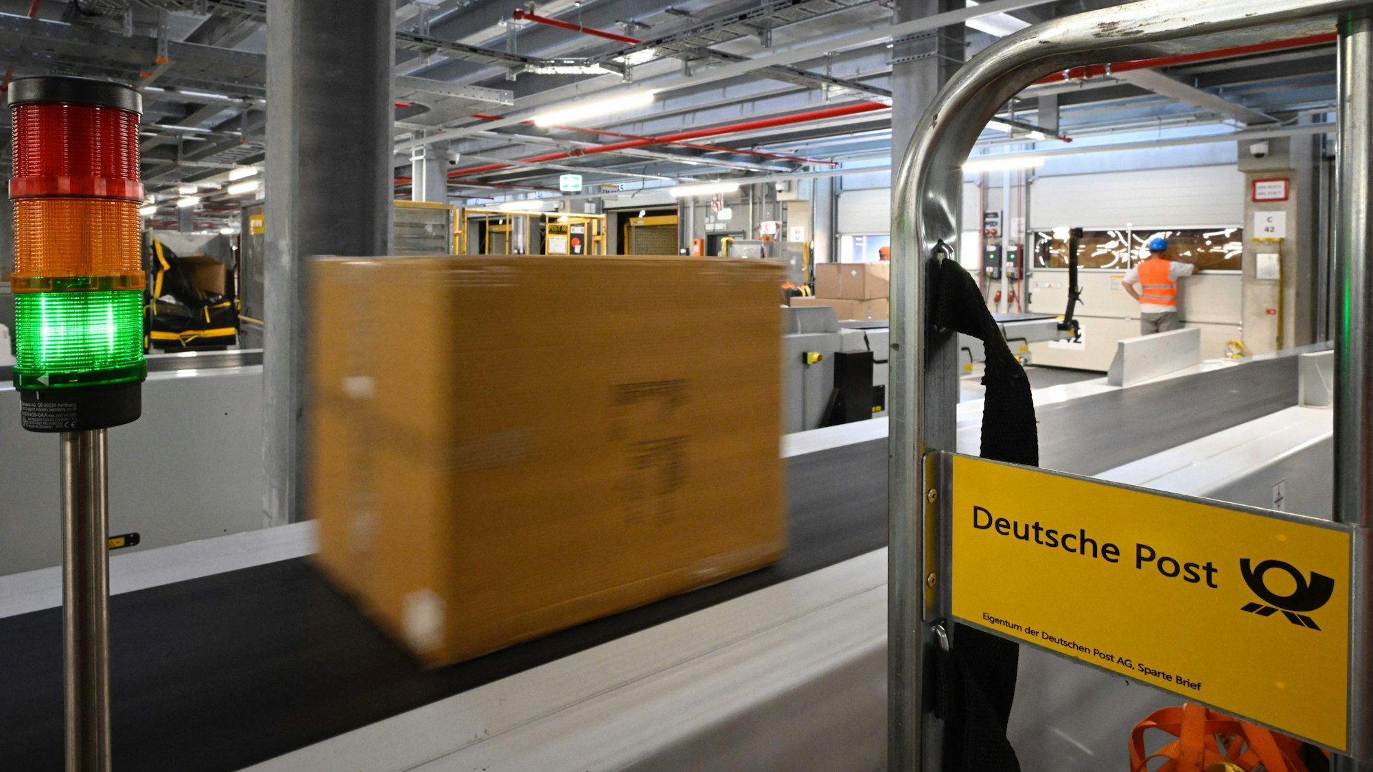 DHL erhöht schon bald die Preise für den Paketversand.