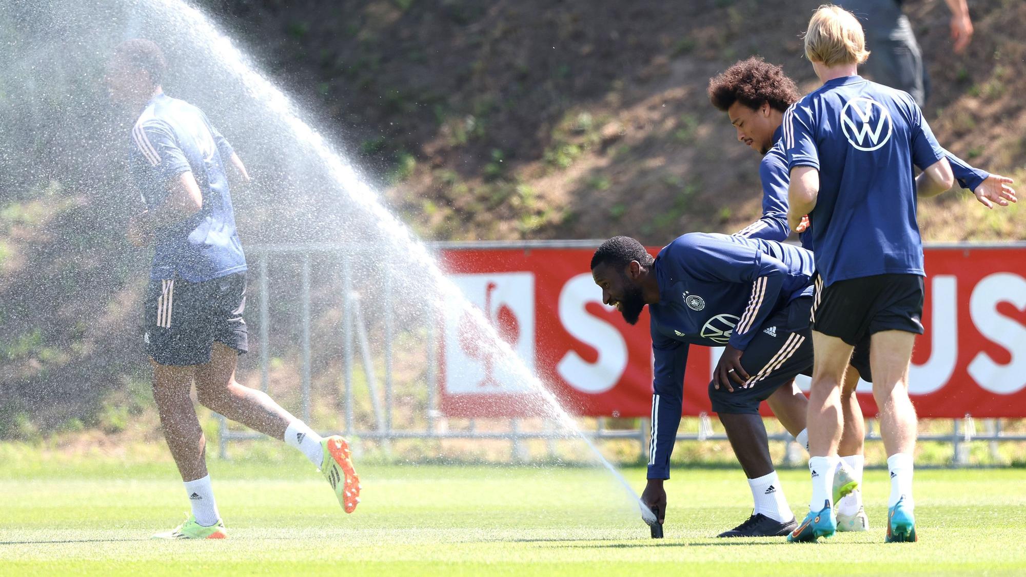 Antonio Rüdiger, Leroy Sané und Julian Brandt beim Training auf dem Platz.