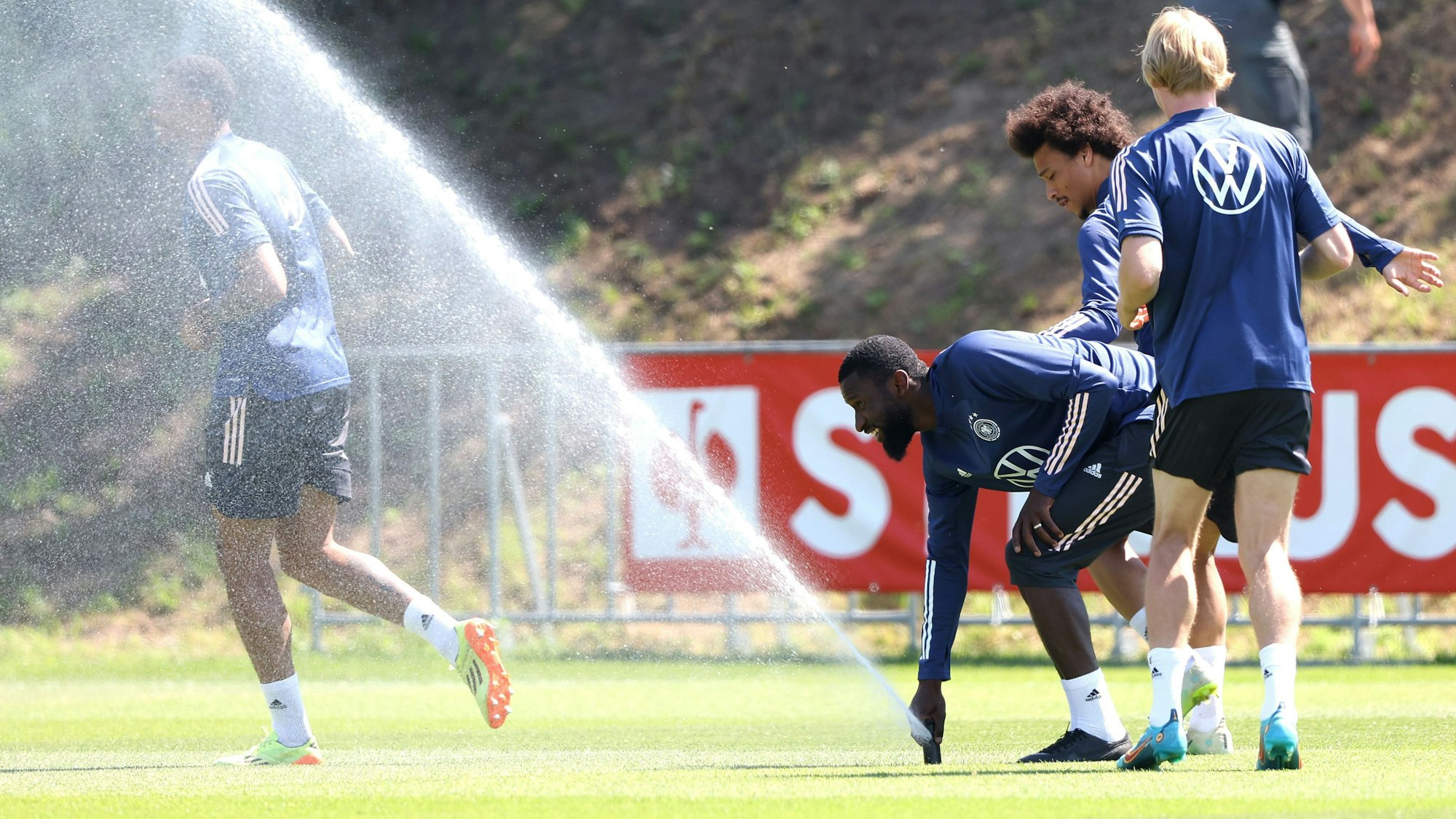Antonio Rüdiger, Leroy Sané und Julian Brandt beim Training auf dem Platz.