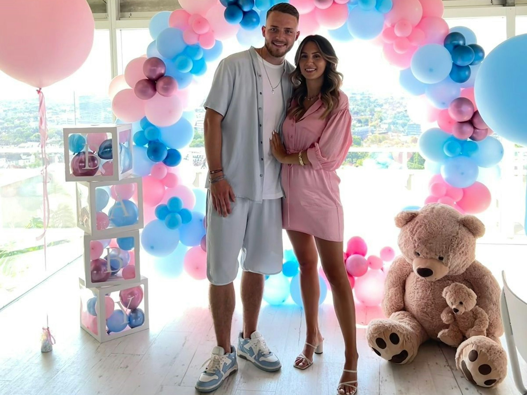 Jannes Horn und seine schwangere Freundin Pauline bei einer Baby-Party.