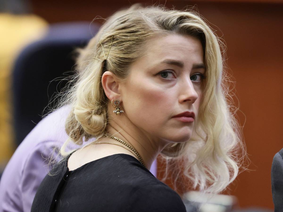 Amber Heard wartet vor der Verlesung des Urteils im Fairfax County Circuit Courthouse. Im Verleumdungsprozess zwischen Hollywood-Star Johnny Depp und seiner Ex-Ehefrau Amber Heard hat sich die Jury größtenteils auf die Seite von Depp gestellt - aber auch Heard in einigen Punkten recht gegeben. +++ dpa-Bildfunk +++