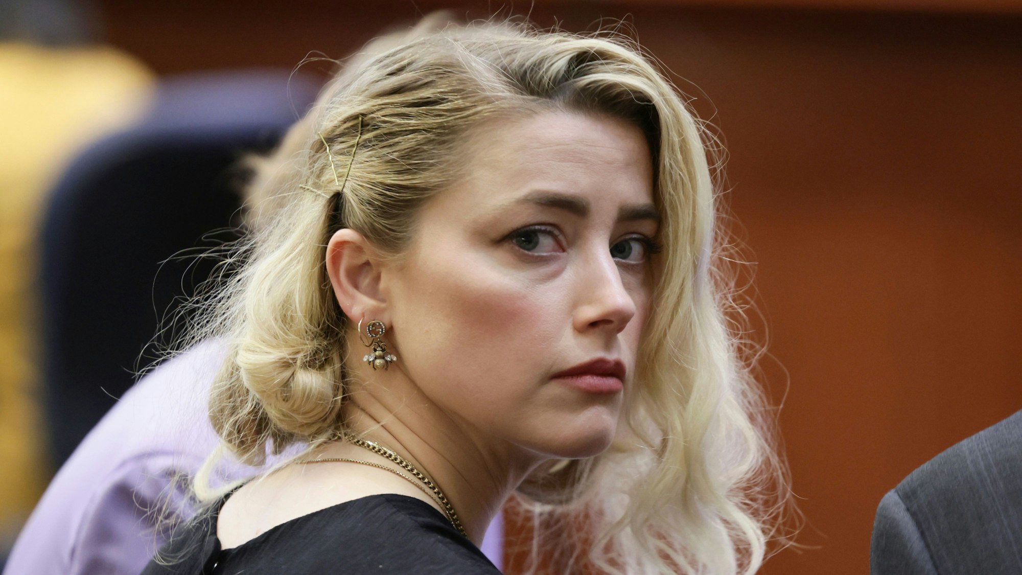 Amber Heard wartet vor der Verlesung des Urteils im Fairfax County Circuit Courthouse. Im Verleumdungsprozess zwischen Hollywood-Star Johnny Depp und seiner Ex-Ehefrau Amber Heard hat sich die Jury größtenteils auf die Seite von Depp gestellt - aber auch Heard in einigen Punkten recht gegeben. +++ dpa-Bildfunk +++