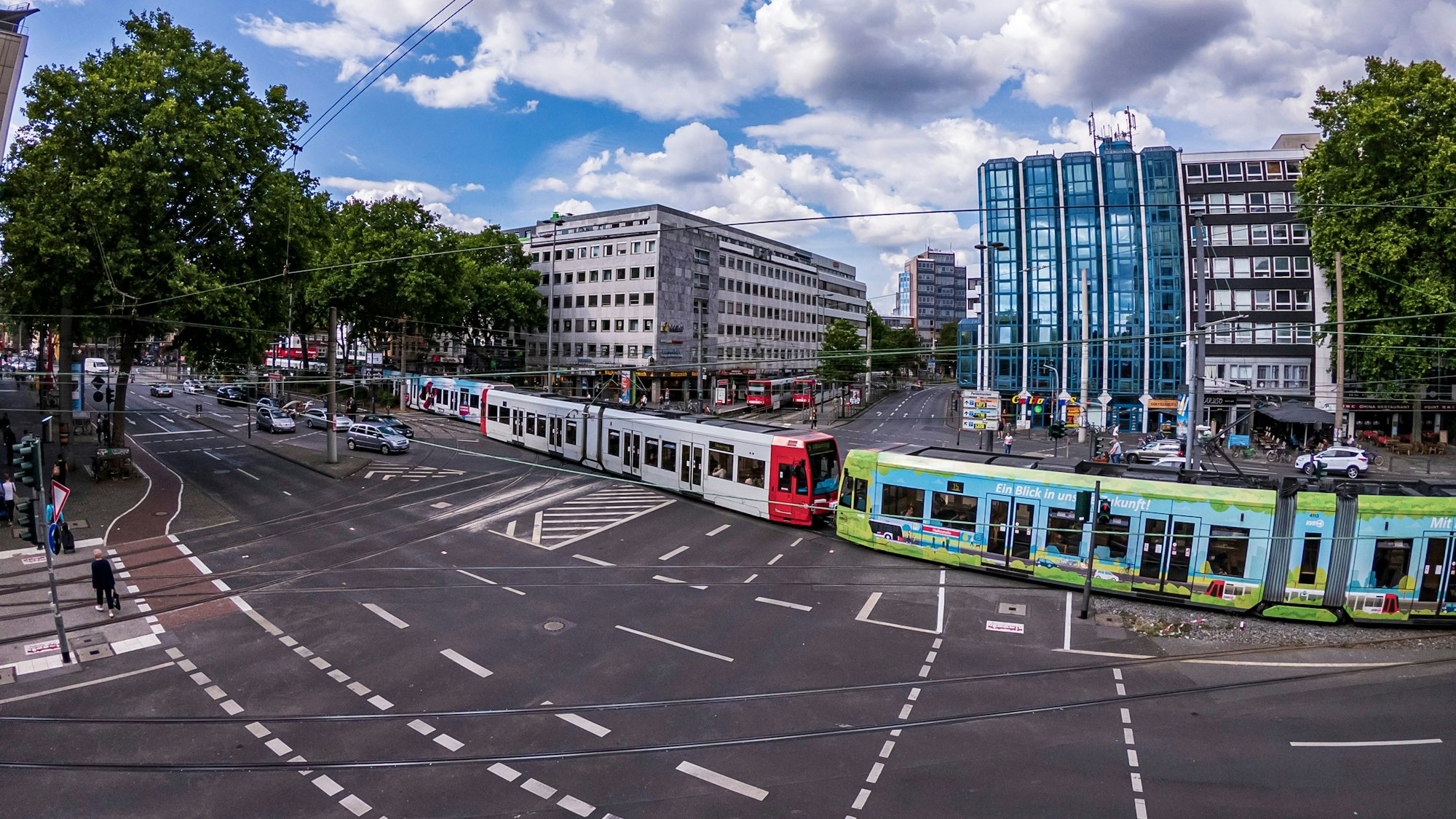 KVB-Bahn auf dem Barbarossaplatz in Köln.