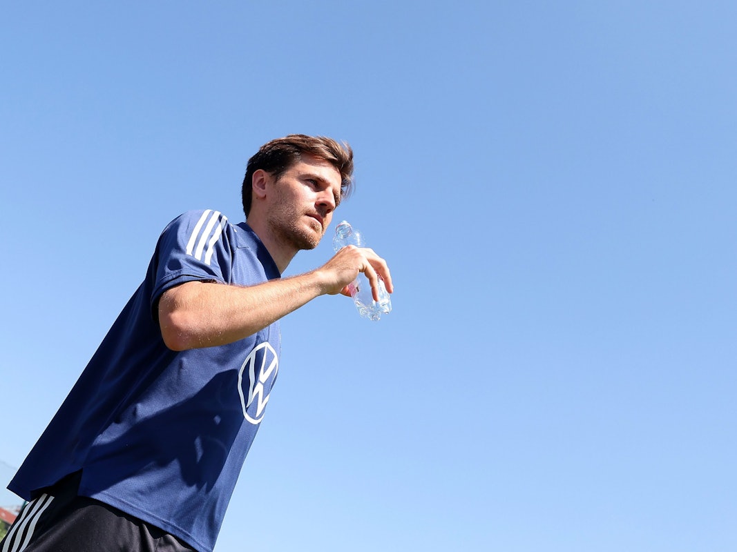 Jonas Hofmann trinkt etwas beim Gang auf den Trainingsplatz.