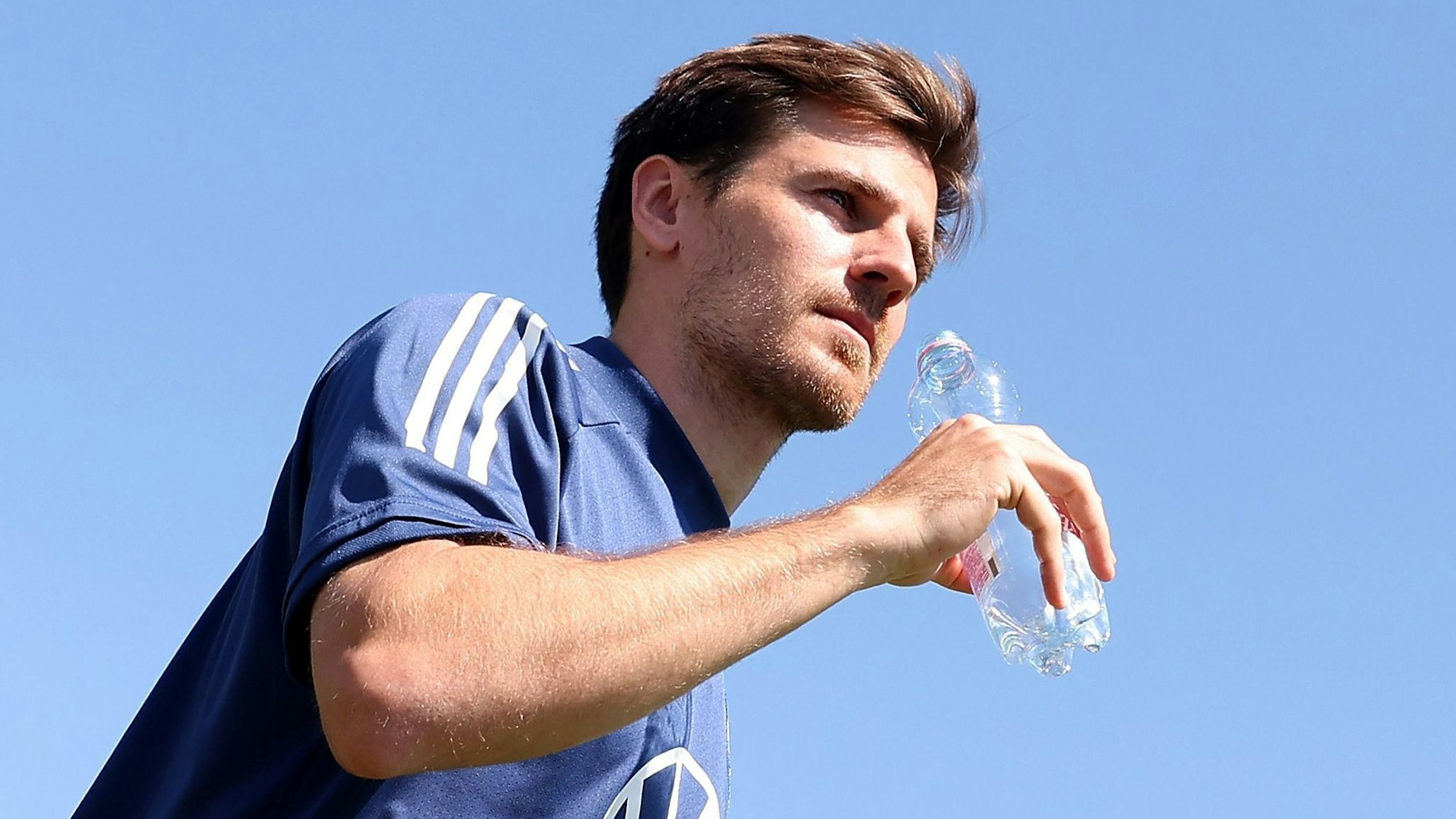 Jonas Hofmann trinkt etwas beim Gang auf den Trainingsplatz.