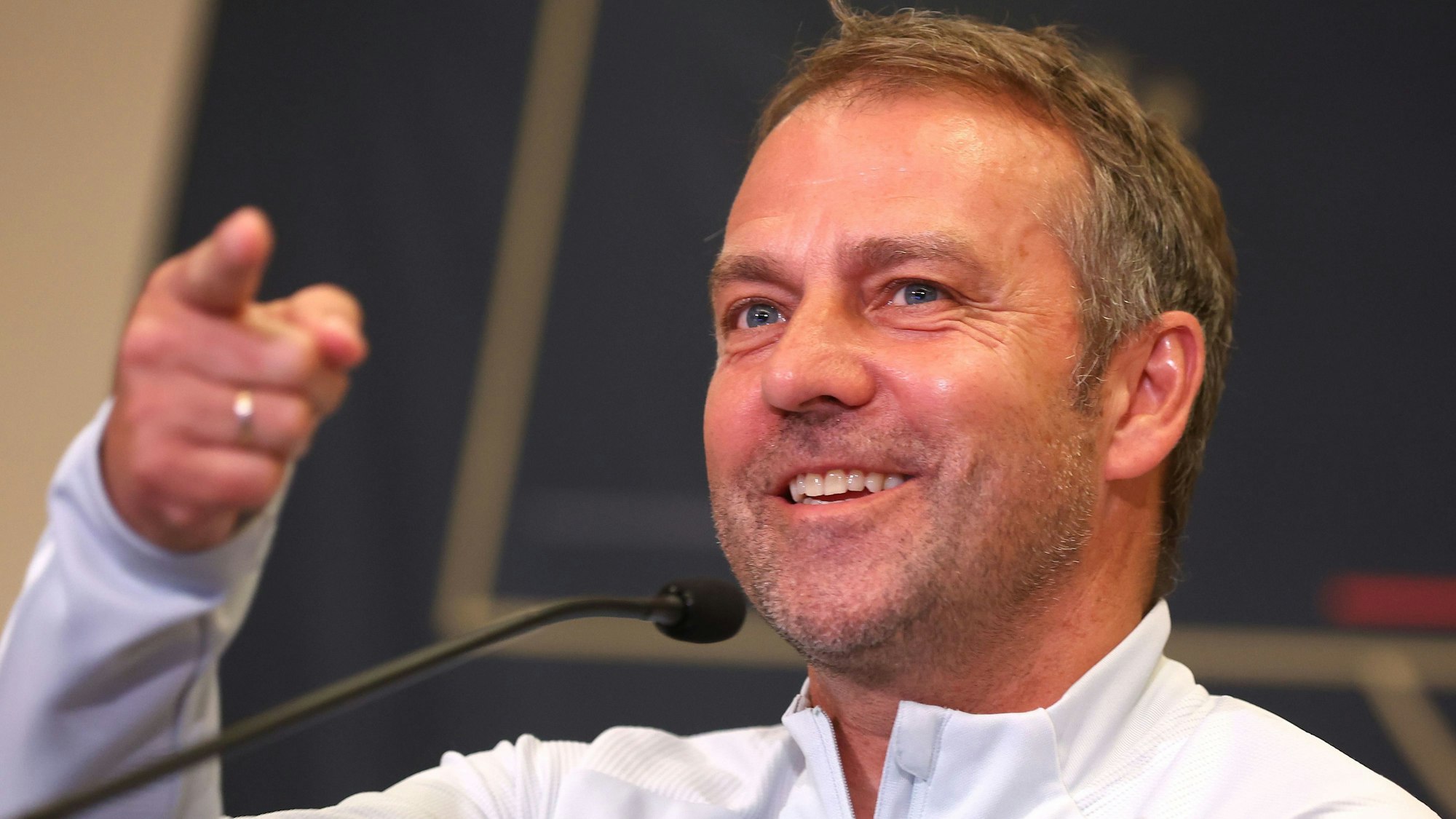 Hansi Flick gibt eine Pressekonferenz bei der Nationalmannschaft.