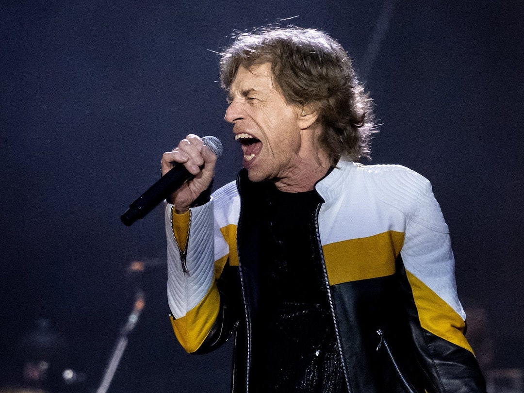 Sänger Mick Jagger von der britischen Band "The Rolling Stones" steht im Olympiastadion bei einem Konzert im Rahmen ihrer „Sixty“-Europatour auf der Bühne.