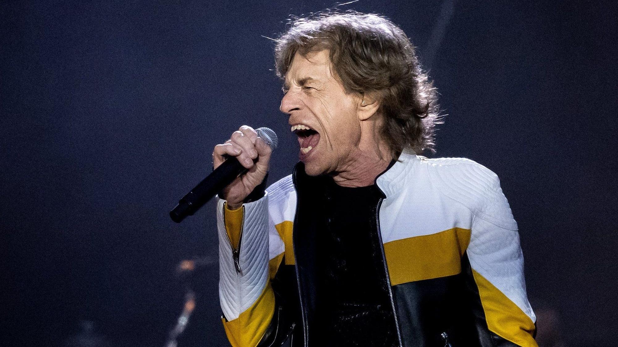 Sänger Mick Jagger von der britischen Band "The Rolling Stones" steht im Olympiastadion bei einem Konzert im Rahmen ihrer „Sixty“-Europatour auf der Bühne. In Deutschland spielen die Stones während der Tour zwei Konzerte. +++ dpa-Bildfunk +++