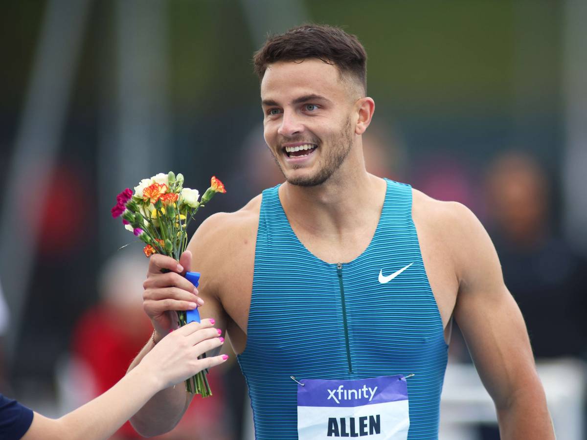 Devon Allen bekam nach seiner herausragenden Leistung einen Strauß Blumen überreicht.