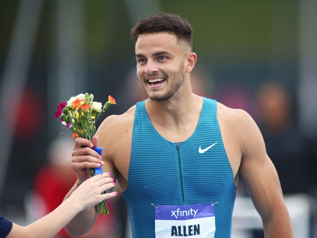 Devon Allen bekam nach seiner herausragenden Leistung einen Strauß Blumen überreicht.