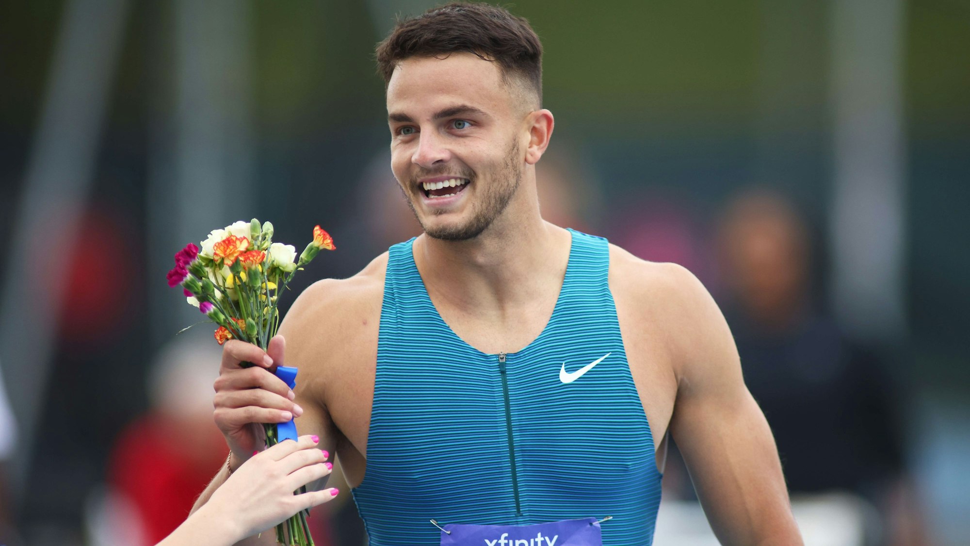 Devon Allen bekam nach seiner herausragenden Leistung einen Strauß Blumen überreicht.
