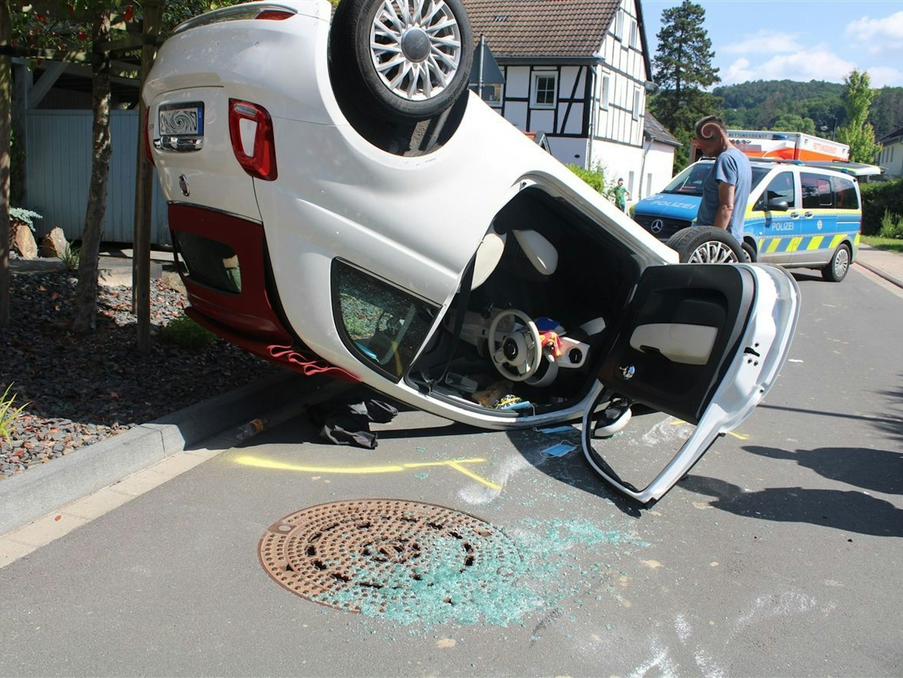 Der auf dem Dach liegende Fiat in Rösrath