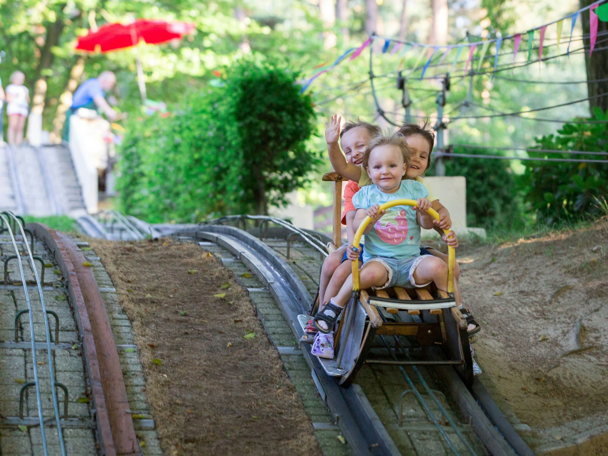 Freizeitparks in NRW wie die Sommerrodelbahn in Ibbenbüren begeistern die kleinsten Familienmitglieder.
