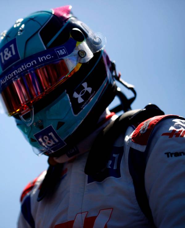 Mick Schumacher mit Helm und verspiegeltem Visier in Aserbaidschan.