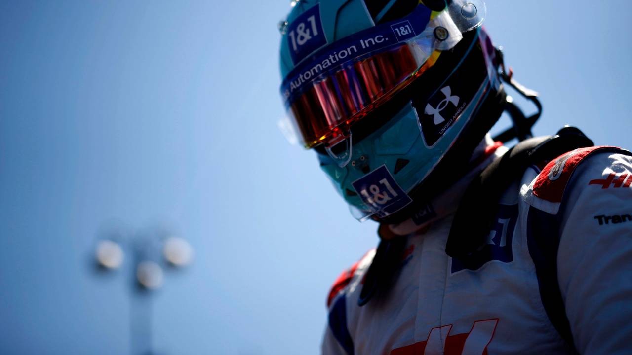 Mick Schumacher mit Helm und verspiegeltem Visier in Aserbaidschan.