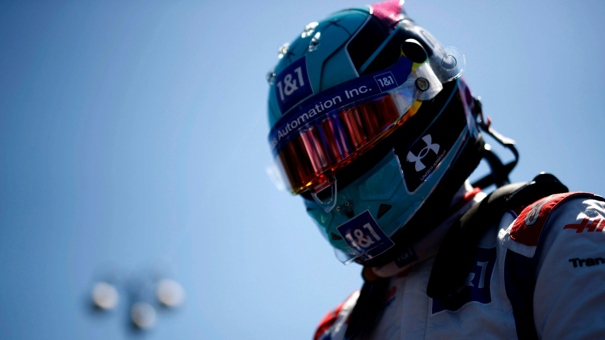Mick Schumacher mit Helm und verspiegeltem Visier in Aserbaidschan.