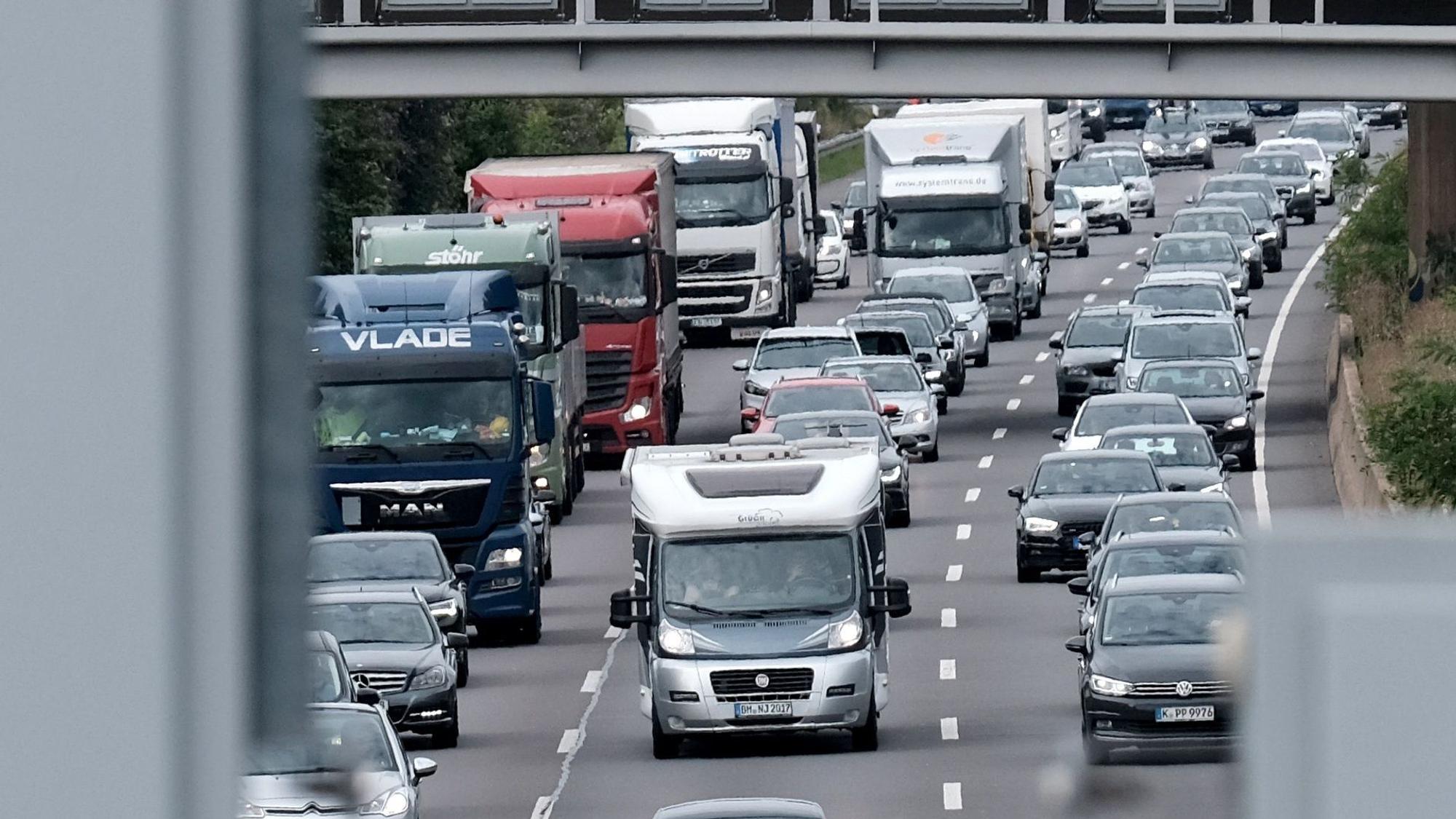 Kölner Autobahnring A1 zwischen den Anschlußstellen Bocklemünd und Köln West.