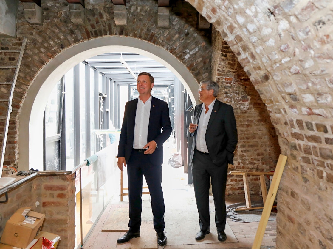 Einweihung der Ulrepforte von den Roten Funken in Köln.