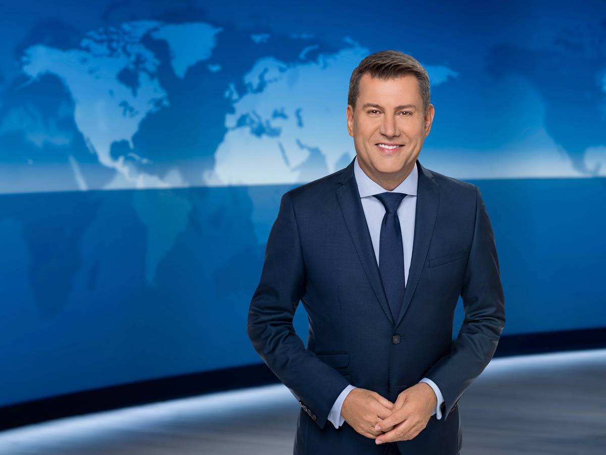Nachrichtensprecher Jens Riewa, hier auf einem undatierten Archivbild, sorgte in der „Tagesschau“-Ausgabe vom Freitag (10. Juni 2022) für Lacher.