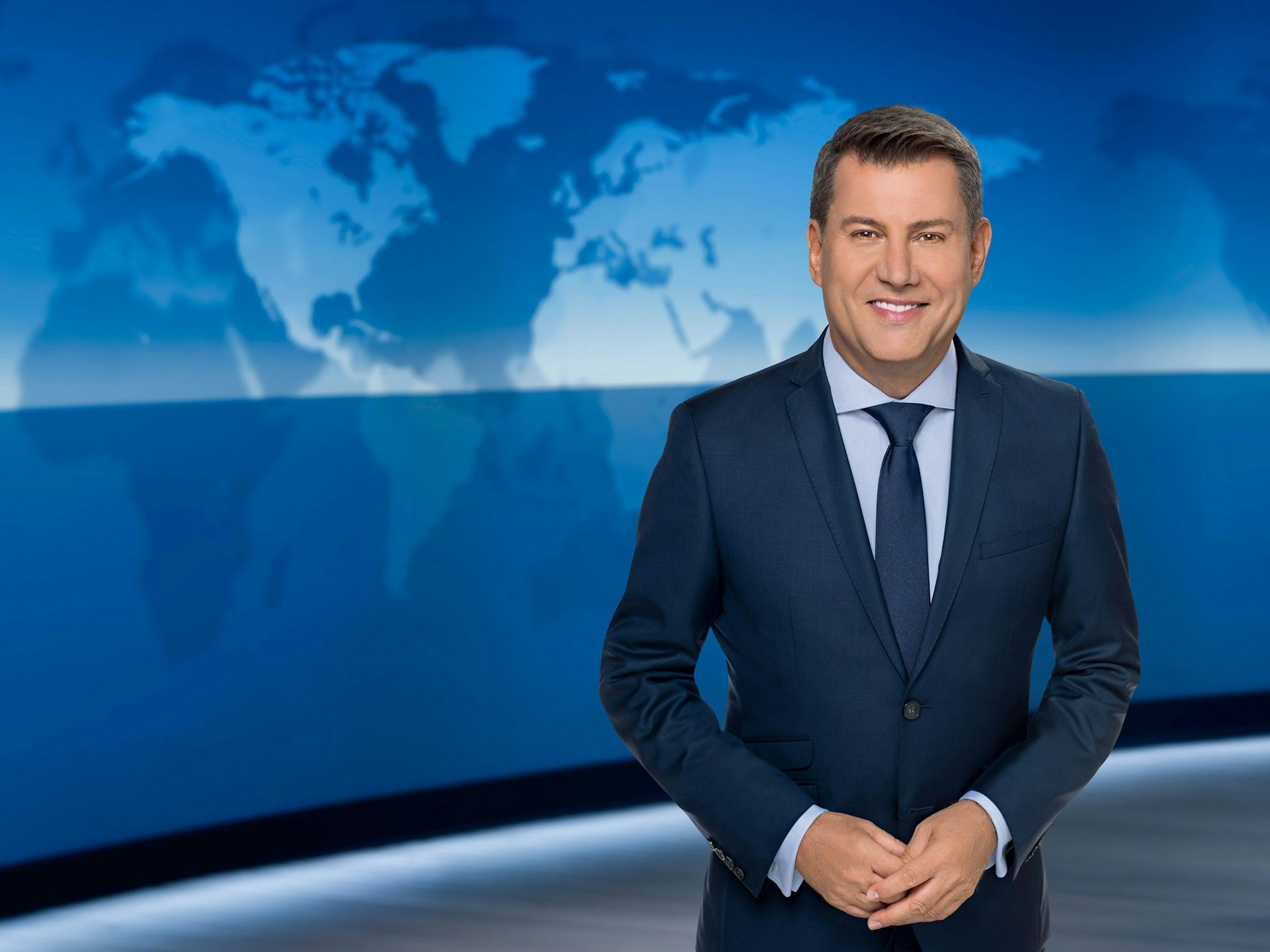 Nachrichtensprecher Jens Riewa, hier auf einem undatierten Archivbild, sorgte in der „Tagesschau“-Ausgabe vom Freitag (10. Juni 2022) für Lacher.