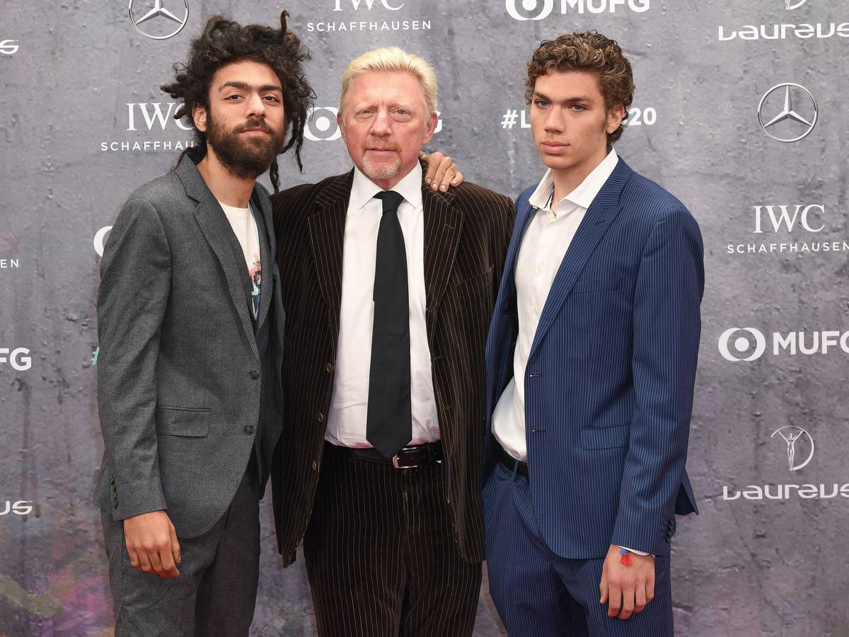 Boris Becker (M) kommt mit seinen Söhnen Noah (l) und Elias (r) zur Verleihung der Laureus World Sports Awards 2020 in der Verti Music Hall.