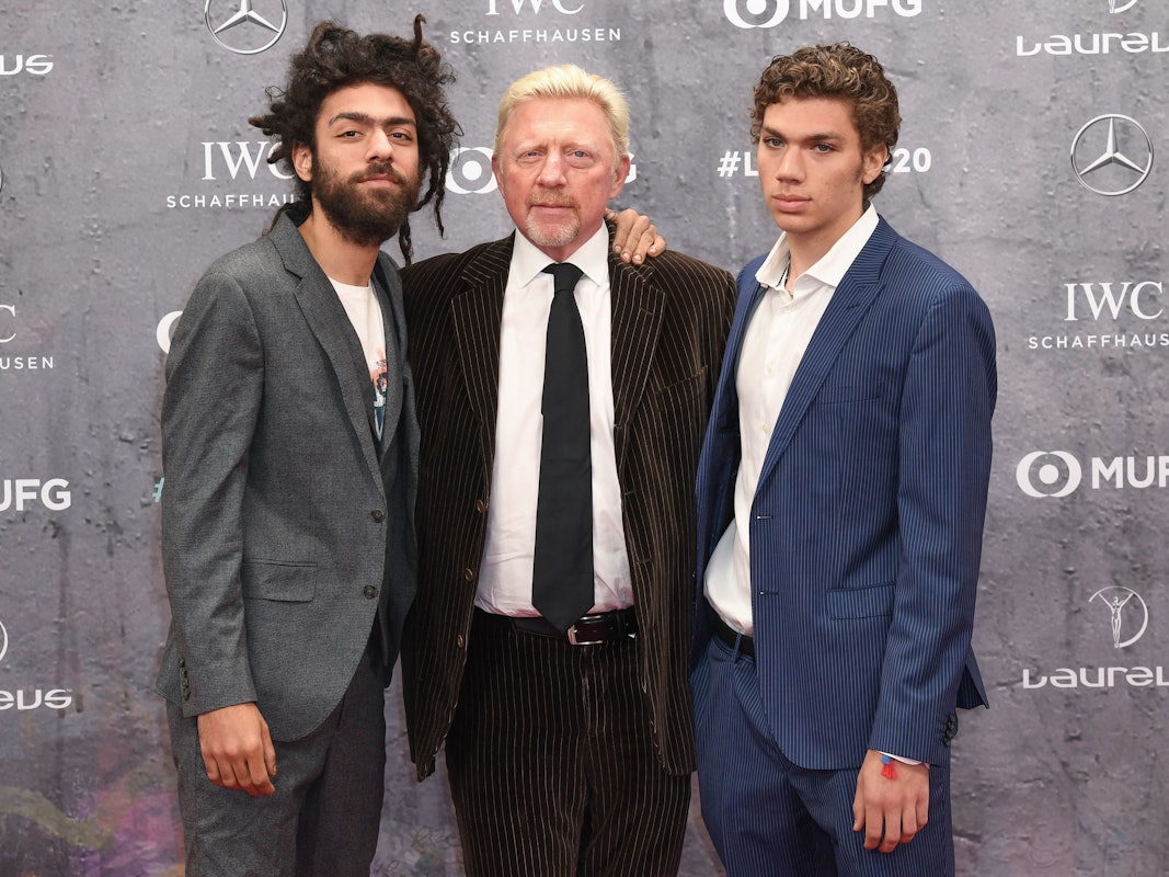 Boris Becker (M) kommt mit seinen Söhnen Noah (l) und Elias (r) zur Verleihung der Laureus World Sports Awards 2020 in der Verti Music Hall.
