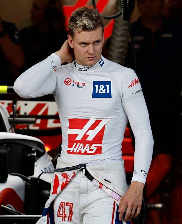 Mick Schumacher fasst sich an den Kopf.