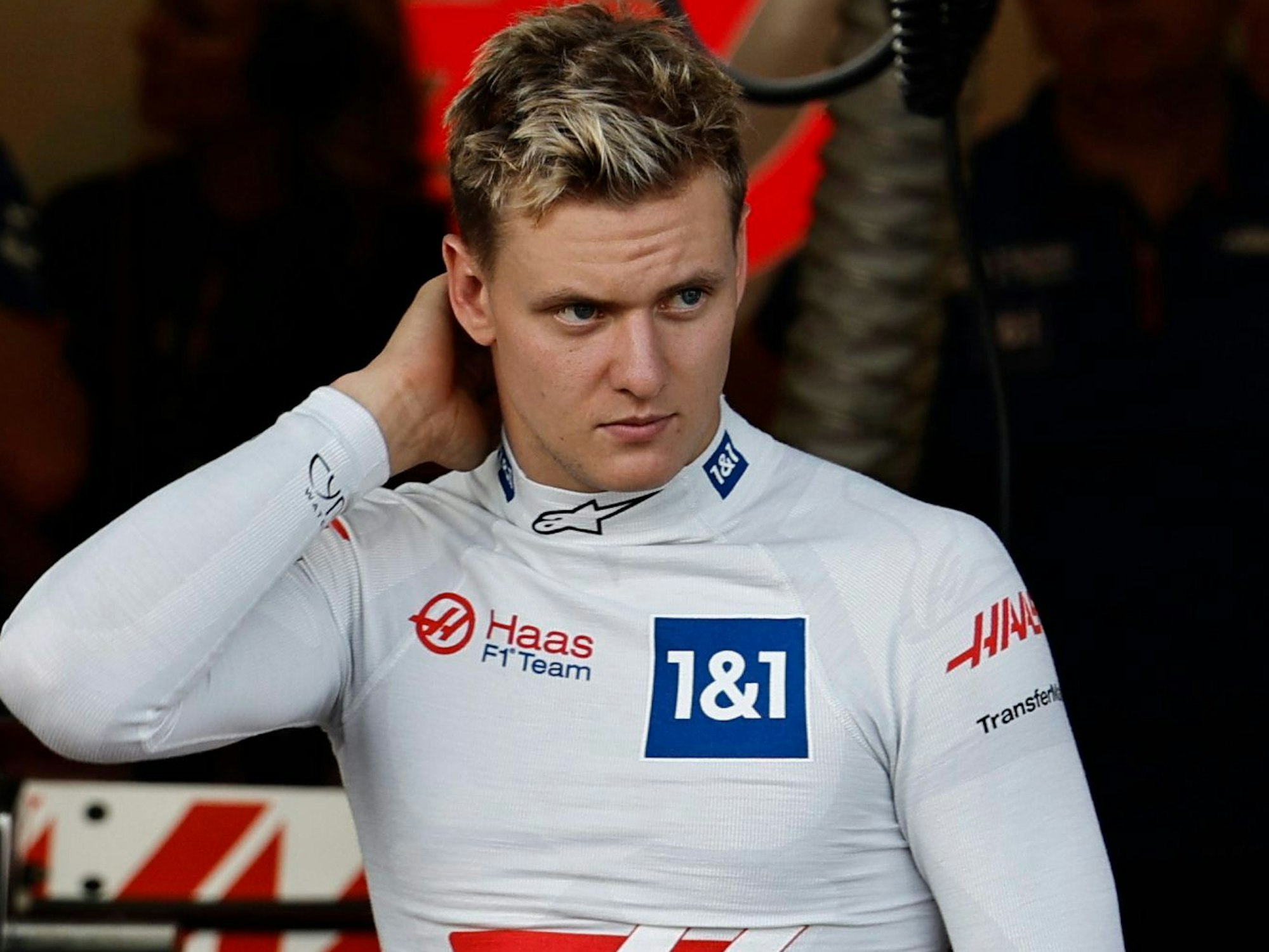Mick Schumacher fasst sich an den Kopf.