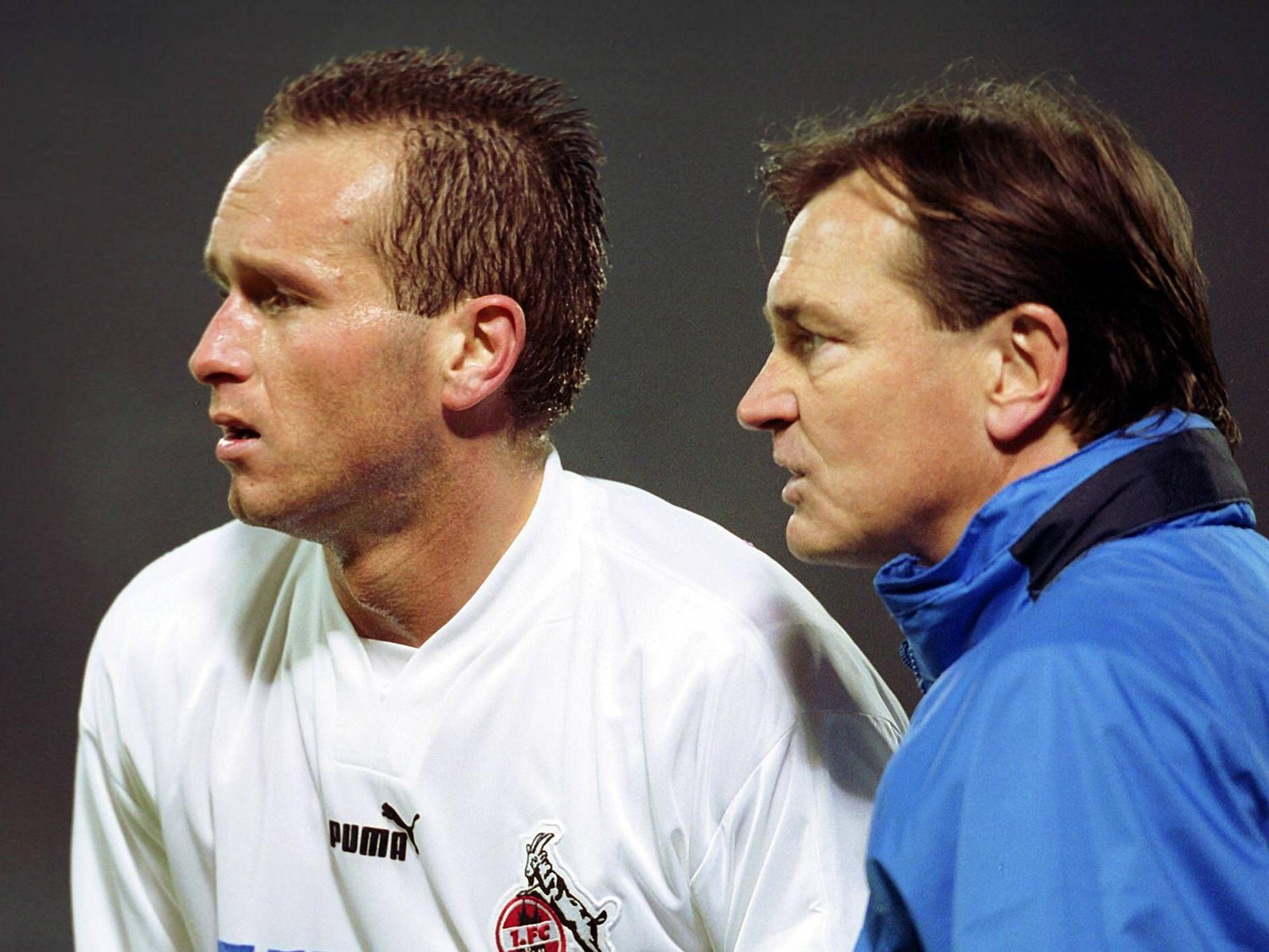 Trainer Ewald Lienen (r.) gibt Dirk Lottner (beide Köln) Anweisungen.