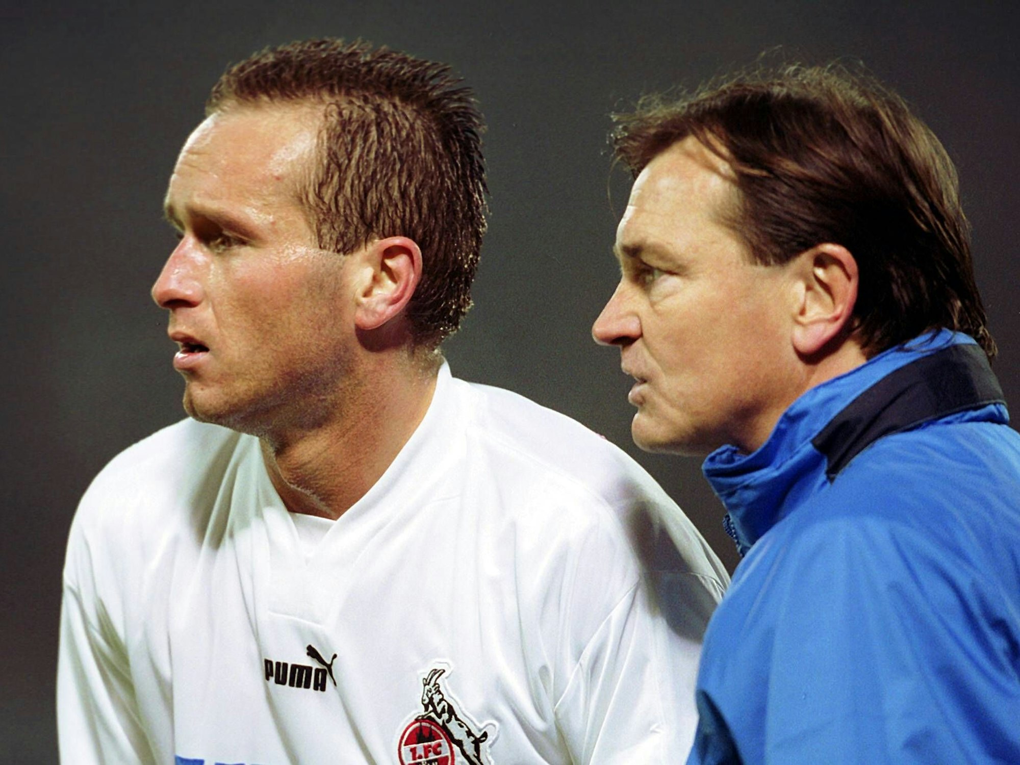 Trainer Ewald Lienen (r.) gibt Dirk Lottner (beide Köln) Anweisungen.