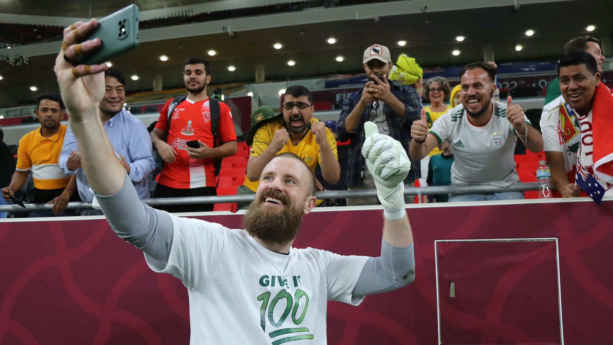 Australiens Torwart Andrew Redmayne jubelt mit Fans in Katar nach dem Sieg im Entscheidungsspiel um die WM-Teilnahme 2022 gegen Peru am 13. Juni 2022.