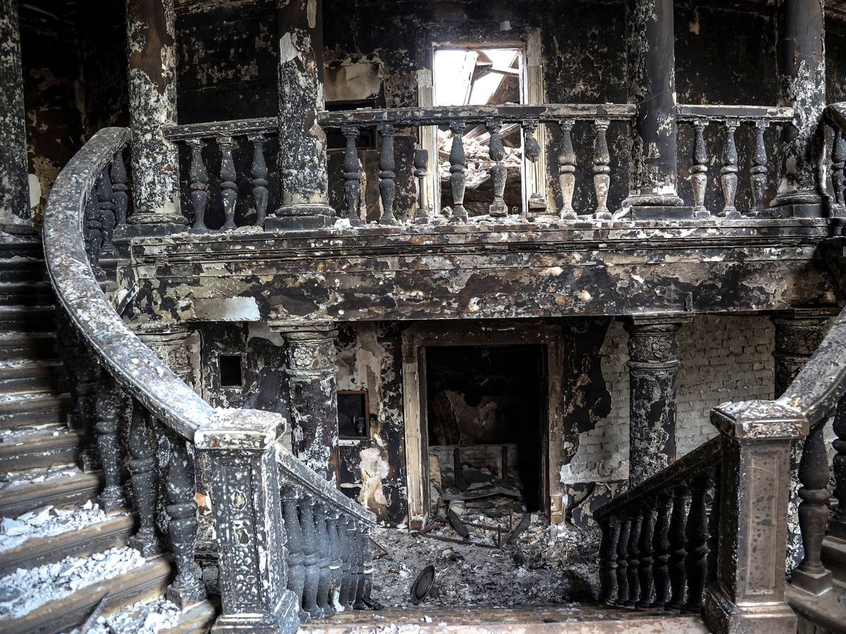 Blick in das völlig zerstörte Theater in Mariupol, das Foto stammt vom 4. April: Mittlerweile befindet sich die Stadt unter russischer Kontrolle, jetzt sorgt ein Lügen-Video aus dem Gebäude für Wut im Netz.