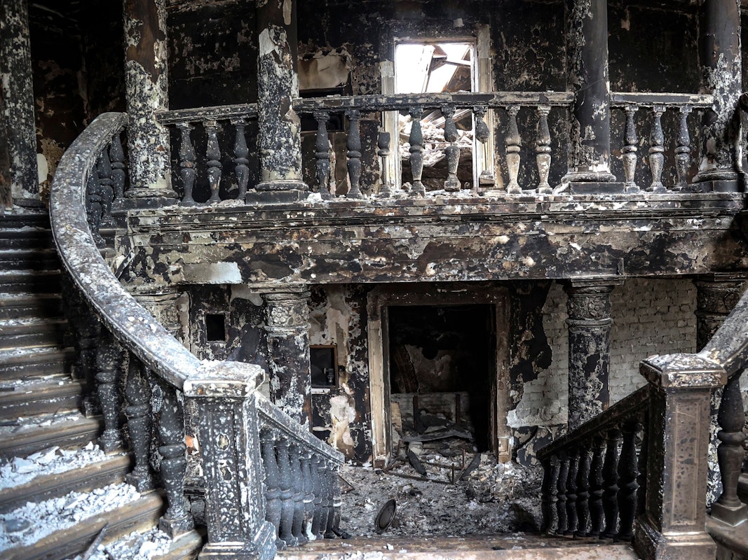 Blick in das völlig zerstörte Theater in Mariupol, das Foto stammt vom 4. April: Mittlerweile befindet sich die Stadt unter russischer Kontrolle, jetzt sorgt ein Lügen-Video aus dem Gebäude für Wut im Netz.