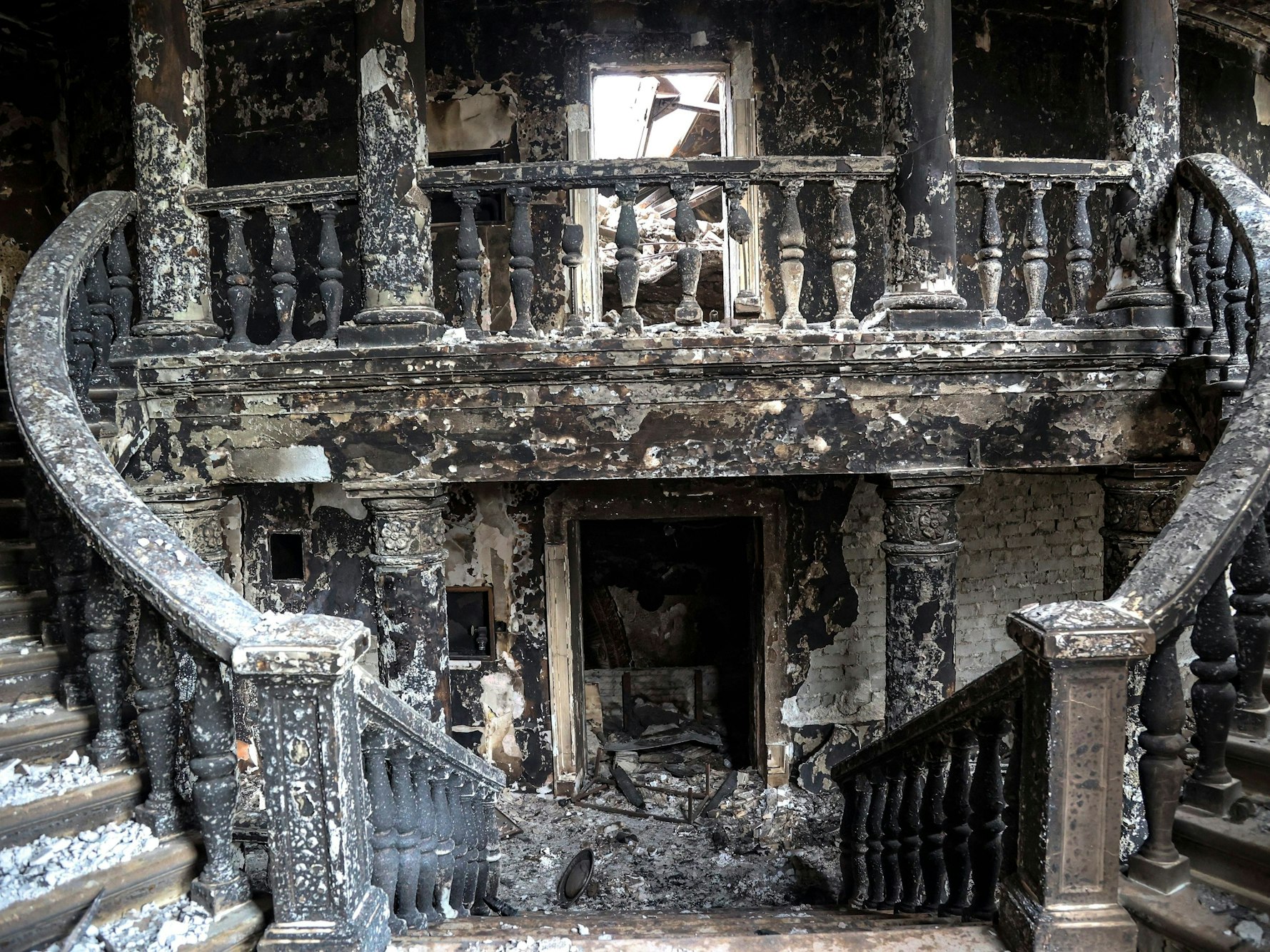 Blick in das völlig zerstörte Theater in Mariupol, das Foto stammt vom 4. April: Mittlerweile befindet sich die Stadt unter russischer Kontrolle, jetzt sorgt ein Lügen-Video aus dem Gebäude für Wut im Netz.