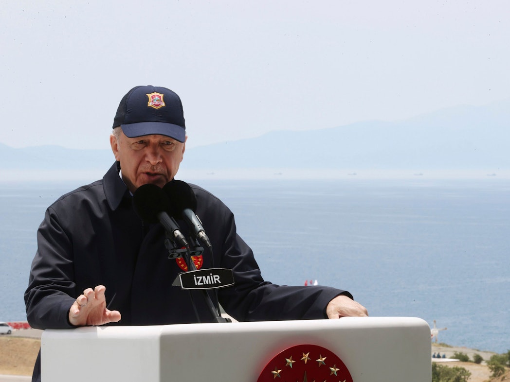 Auf diesem vom türkischen Präsidialamt am 9. Juni zur Verfügung gestellten Foto spricht Recep Tayyip Erdogan, Staatspräsident der Türkei, am letzten Tag der Militärübungen, die in Seferihisar in der Nähe von Izmir an der türkischen Ägäisküste stattfanden.