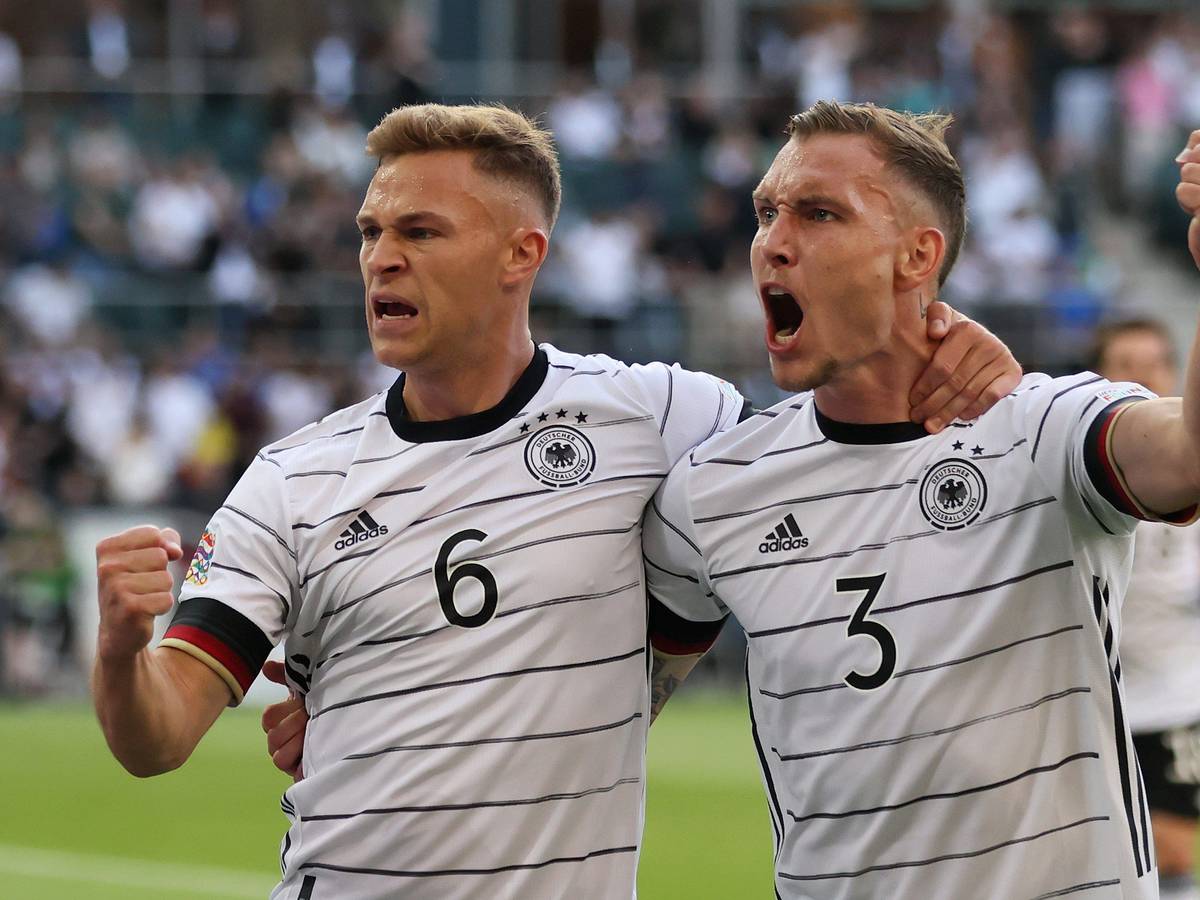 Joshua Kimmich und David Raum feiern das deutsche Tor.