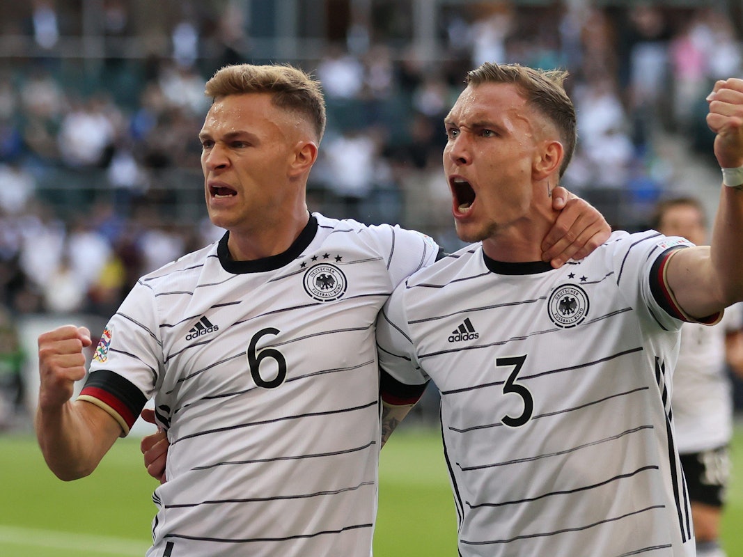 Joshua Kimmich und David Raum feiern das deutsche Tor.