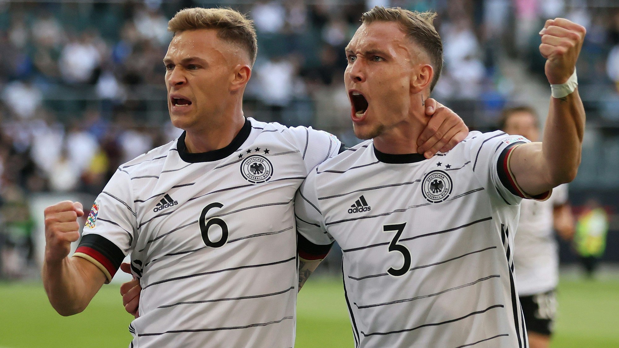 Joshua Kimmich und David Raum feiern das deutsche Tor.